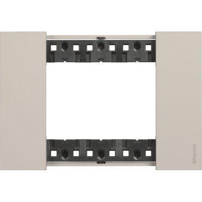 Placa Living Now de 3 Módulos en Color Arena de 125 x 86 mm