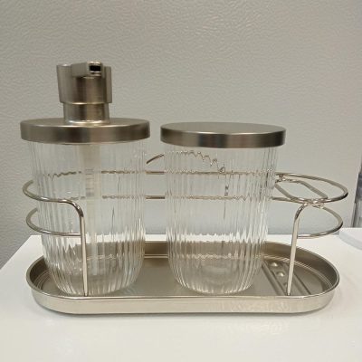 Set de Dispensador, Contenedor y Base Organizadora para Baño Caddy Color Plateado de 3 Piezas